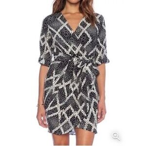 Yumi Kim 100% silk 9-5 Black and White Geometric Wrap Mini Dress - size Small